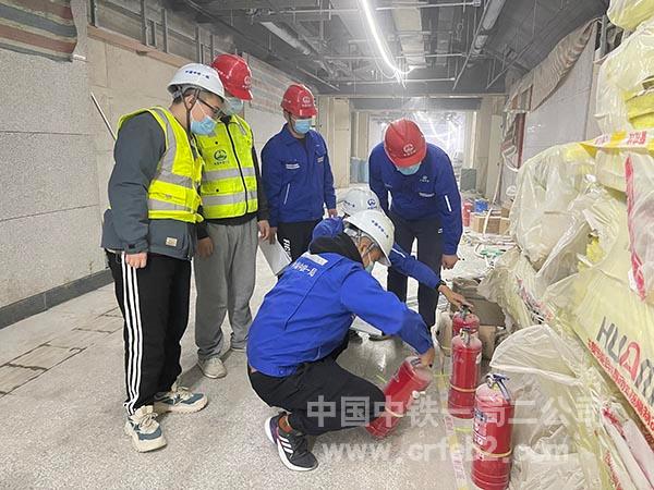 北京地铁9号线04标项目青年安质岗检查灭火器材