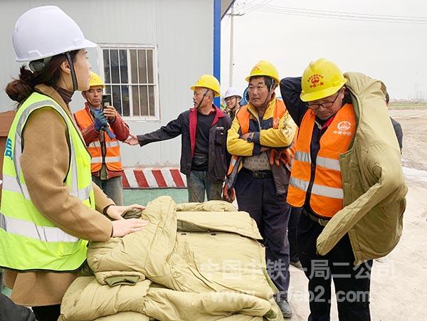 工友们迫不及待地试穿棉衣