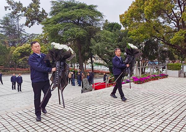 沪渝蓉高铁沪宁段站前七标项目向英烈献花篮