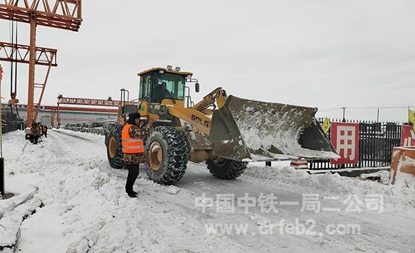 预制梁场道路清理积雪