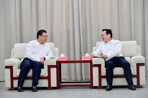 中国中铁股份有限公司总裁、党委副书记、执行董事陈文健，会见河北省省委常委、副省长，河北雄安新区党工委书记、管委会主任张国华。牛榮健 摄