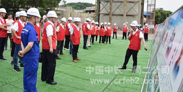 中铁一局二公司金甬铁路项目党支部书记蒋格明介绍党建工作